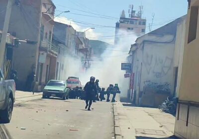 Enfrentamientos por la sede de la Federación Única de Trabajadores Campesinos en #Cochabamba. Afines…