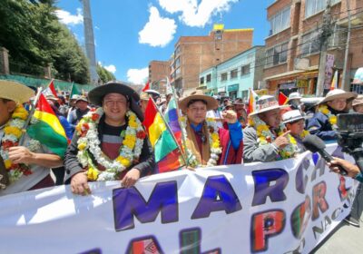 La marcha de las organizaciones sociales “evistas” ya se encuentra por el Cementerio General…