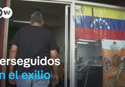 Opositores venezolanos perseguidos en el exilio Mexicano Walter, politólogo y opositor venezolano, huyó a…