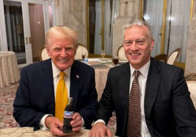 🇺🇸 | AHORA El presidente Donald Trump recibió la primera botella conmemorativa presidencial de…