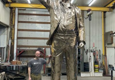 🇺🇸 | ÚLTMA HORA Una estatua gigante de 15 pies (~ m) titulada Don…