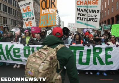 🇺🇸 | Afroamericano con gorra MAGA enfrenta a decenas de manifestantes en Washington durante…