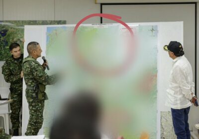🇨🇴 | INCREÍBLE En otro “brillante” movimiento, Gustavo Petro se dejó fotografiar revisando un…