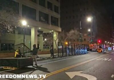 🇺🇸 | ÚLTIMA HORA Instalan defensas “infranqueables” alrededor del Capital One Arena en Washington…