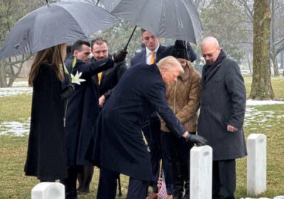 🇺🇸 | AHORA Donald Trump rinde homenaje a los caídos en defensa de los…