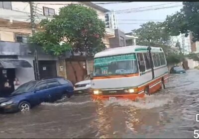 Torrencial lluvia deja inundadas varias zonas de la ciudad de Santa Cruz