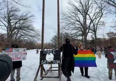 🇺🇸 | AHORA: Manifestantes de izquierda anti-Trump colocan una guillotina frente a una bandera…