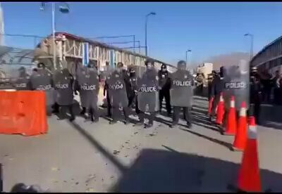 🇺🇸 | ÚLTIMA HORA Agentes fronterizos en El Paso, Texas, comienzan a cerrar puertos…