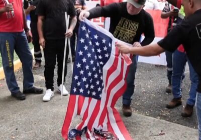 Queman banderas de EE. UU. en Panamá en rechazo a Trump Frente a la…