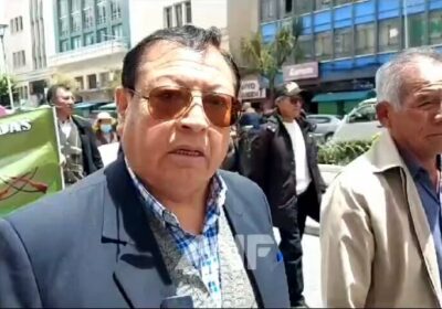 | #LaPaz Policías jubilados protestan contra la Ley 1582 y denuncian que el…
