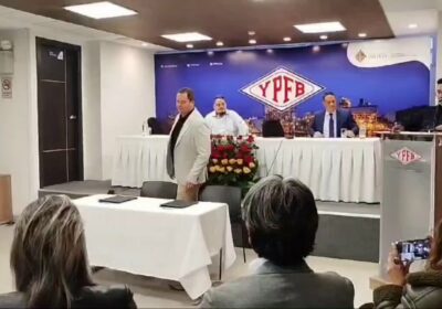 | 𝐘𝐏𝐅𝐁 𝐘 𝐂𝐀𝐍𝐀𝐂𝐎𝐋 𝐅𝐈𝐑𝐌𝐀𝐍 𝐂𝐔𝐀𝐓𝐑𝐎 𝐂𝐎𝐍𝐓𝐑𝐀𝐓𝐎𝐒 𝐏𝐄𝐓𝐑𝐎𝐋𝐄𝐑𝐎𝐒 El presidente de YPFB, Armin…