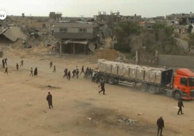 Los palestinos luchan por la ayuda humanitaria A su paso por Rafah, sus habitantes…