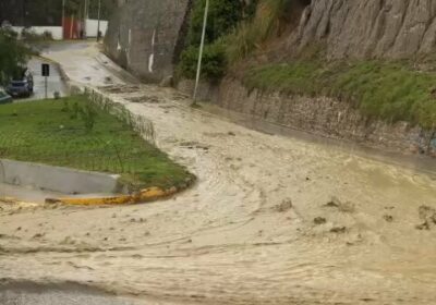 La avenida Kantutani a la altura del Cementerio Jardín se convirtió en una…