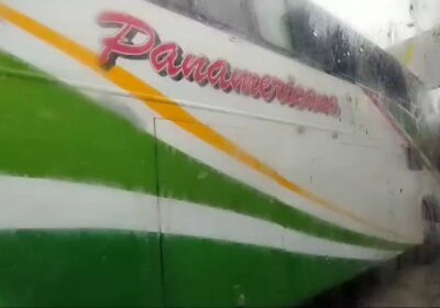 | 𝐅𝐈𝐋𝐀 𝐃𝐄 𝐕𝐄𝐇Í𝐂𝐔𝐋𝐎𝐒 𝐏𝐎𝐑 𝐂𝐎𝐌𝐁𝐔𝐒𝐓𝐈𝐁𝐋𝐄 𝐄𝐍 𝐄𝐋 𝐀𝐋𝐓𝐎 Se observa una extensa…