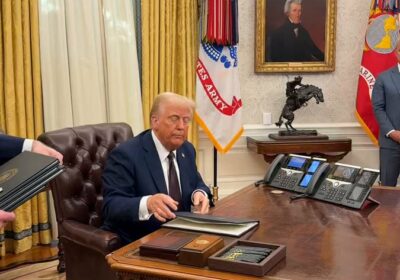 🇺🇸 | HISTÓRICO Momentos en los que el Presidente Donald Trump firma la orden…