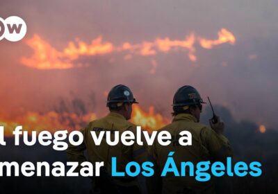 Bomberos tratan de contener un nuevo incendio al norte de Los Ángeles Unas personas…