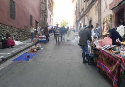 | Caos vehicular debido a la festividad de la #Alasita. Comerciantes y artesanos…