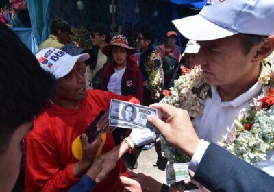 #LaPaz | El candidato a la presidencia Jorge Tuto Quiroga vista la feria de…