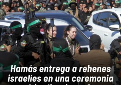 Las cuatro mujeres soldado israelíes liberadas saludaron desde un escenario montado en la plaza…