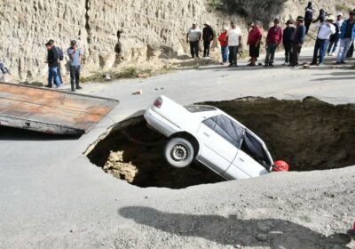 #LaPaz Un vehículo que transitaba de Mallasilla con dirección a Achocalla, quedó atrapado en…