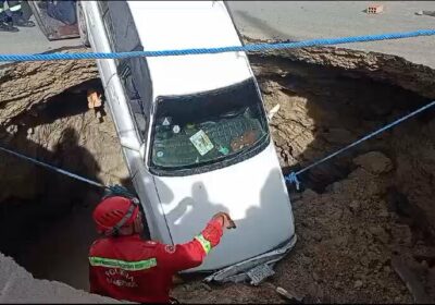 Así retiraron el vehículo que quedó atrapado en un hoyo ocasionado por el hundimiento…