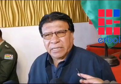 Ante las filas por combustible, el ejecutivo de los choferes alteños, Reynaldo Luna, observa…