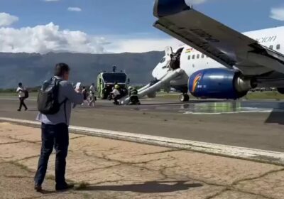 | De esta manera, los pasajeros del vuelo OB-648 descendieron por el tobogán…