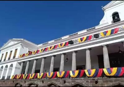 🇪🇨🇻🇪 | AHORA: Decenas de venezolanos se concentran frente al Palacio de Carondelet, en…