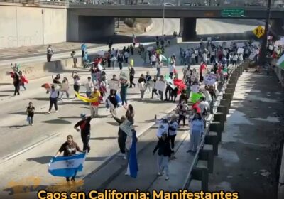 🇺🇸 | URGENTE Grupo de inmigrantes latinoamericanos bloquean la Autopista 101 en protesta contra…