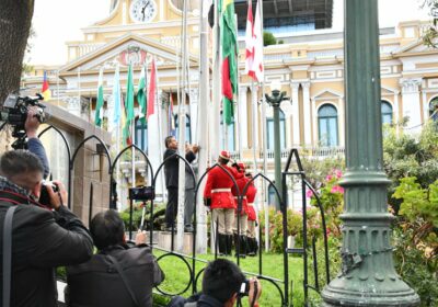 #LaPaz | El presidente Luis Arce encabezó este lunes la iza de banderas en…