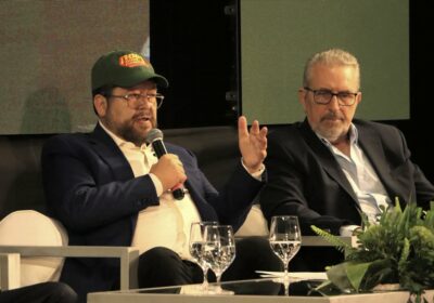 Escenas de mi presentación en el Foro de Nueva Economía, El Deber y Panamericana.…