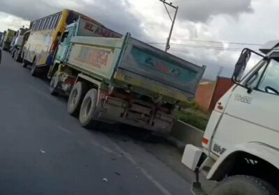 | Se registra una larga fila de vehículos en busca de combustible en…