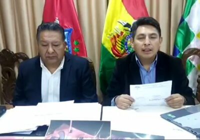 | El asambleísta departamental Israel Alanoca, junto al pastor Luis Aruquipa, denunció que…