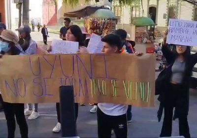 | Un grupo de activistas protesta en las puertas de la Asamblea Legislativa…