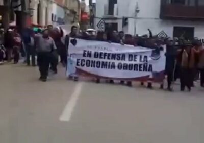 𝐏𝐑𝐎𝐓𝐄𝐒𝐓𝐀 𝐄𝐍 𝐄𝐋 𝐃𝐄𝐒𝐅𝐈𝐋𝐄 𝐂Í𝐕𝐈𝐂𝐎 𝐃𝐄 𝐎𝐑𝐔𝐑𝐎 Manifestantes ingresaron a la Plaza 10…