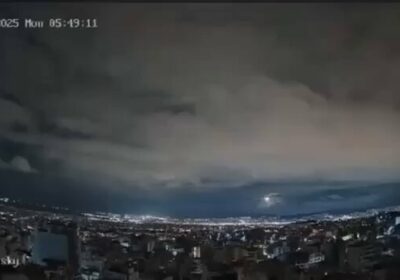 🇬🇷️ Un meteorito atravesó las nubes e iluminó anoche el cielo de Atenas, Grecia