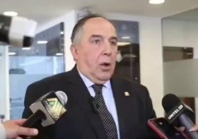 | 𝐀𝐋𝐈𝐀𝐆𝐀 𝐏𝐈𝐃𝐄 𝐑𝐄𝐍𝐔𝐍𝐂𝐈𝐀𝐑 𝐀 𝐄𝐌𝐁𝐀𝐉𝐀𝐃𝐎𝐑 𝐁𝐎𝐋𝐈𝐕𝐈𝐀𝐍𝐎 𝐄𝐍 𝐀𝐑𝐆𝐄𝐍𝐓𝐈𝐍𝐀 El diputado Gustavo Aliaga…