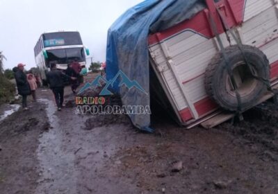 Vía sin mantenimiento a Apolo ocasiona alza de precios en alimentos, choferes paralizan…