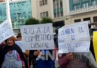 | Un grupo de comerciantes del mercado Miraflores de la ciudad de #LaPaz…