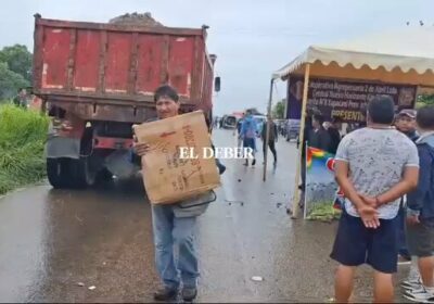 | Pobladores de Yapacaní bloquean la carretera que conecta a #SantaCruz con #Cochabamba…