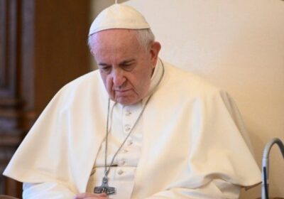 | #Mundo 𝐄𝐥 𝐏𝐚𝐩𝐚 𝐬𝐮𝐟𝐫𝐞 𝐮𝐧𝐚 𝐧𝐞𝐮𝐦𝐨𝐧í𝐚 𝐛𝐢𝐥𝐚𝐭𝐞𝐫𝐚𝐥 𝐲 𝐬𝐢𝐠𝐮𝐞 𝐩𝐫𝐞𝐬𝐞𝐧𝐭𝐚𝐧𝐝𝐨 𝐮𝐧 𝐜𝐮𝐚𝐝𝐫𝐨…