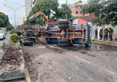 | La mañana de este miércoles un camión cisterna se volcó en la…