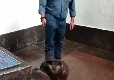 | Como un «símbolo de victoria», el diputado Alberto Astorga pisó el busto…