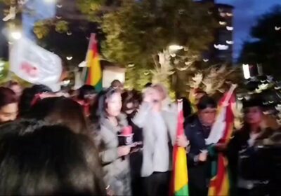 | Un grupo reducido de personas se reúne en la plaza Abaroa para…