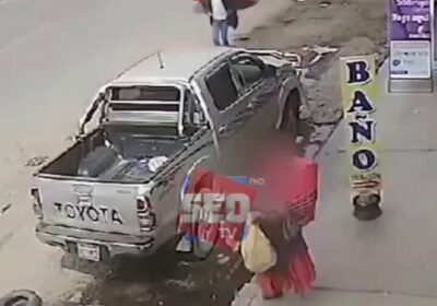 | 𝐌𝐔𝐉𝐄𝐑 𝐁𝐎𝐓Ó 𝐅𝐀𝐉𝐎𝐒 𝐃𝐄 𝐁𝐈𝐋𝐋𝐄𝐓𝐄𝐒 𝐄𝐍 𝐄𝐋 𝐀𝐋𝐓𝐎 Una mujer de la…