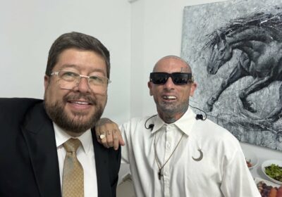 Minutos antes del concierto de Emanuel (Ke Personajes) en el 50 aniversario de Los…