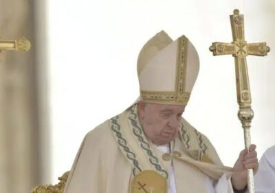 Vaticano: Es «crítico» el estado de salud del papa Francisco; recibe transfusión de sangre…