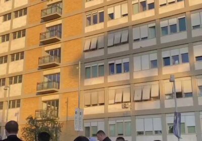 🇻🇦 | Sacerdotes, religiosas y fieles en la puerta del Hospital Gemelli donde está…