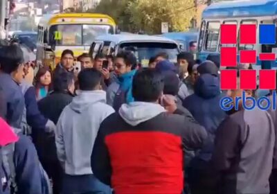 | Choferes empujaron a una funcionaria de la alcaldía de #LaPaz hasta que…