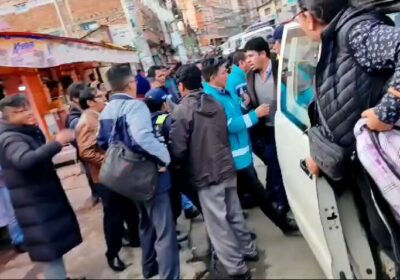 | #LaPaz De esta manera choferes expulsaron a guardias municipales y funcionarios ediles…